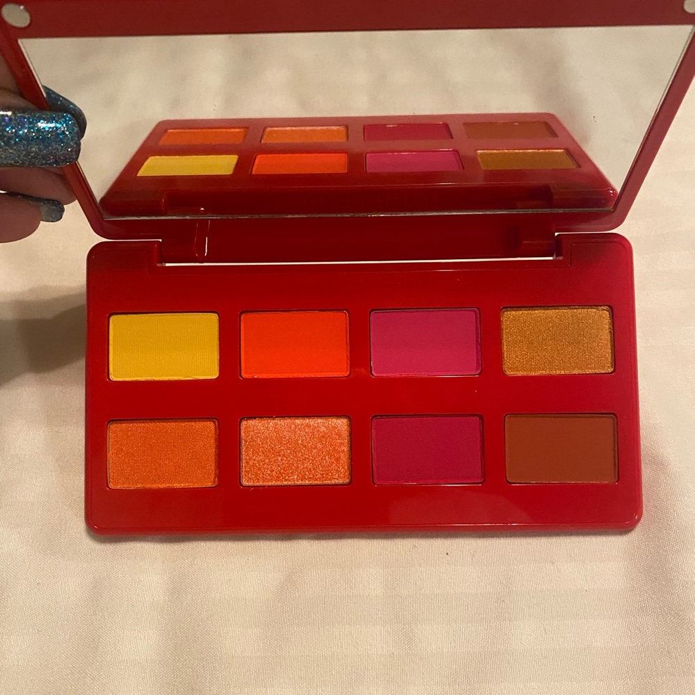 Artist Couture Caliente eyeshadow palette. Never been swatched